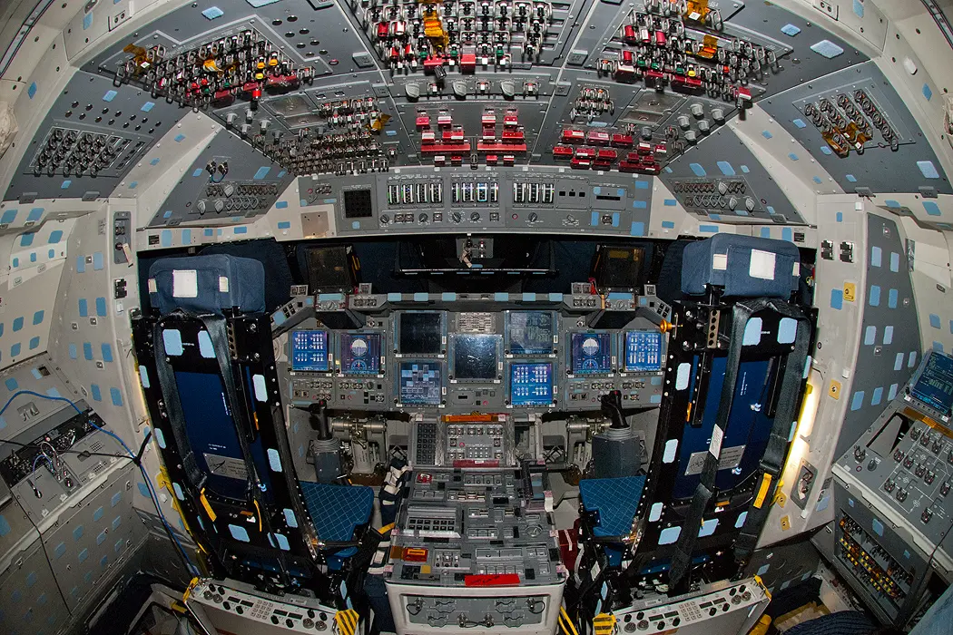 Three Space Shuttle flight decks photos - Boing Boing